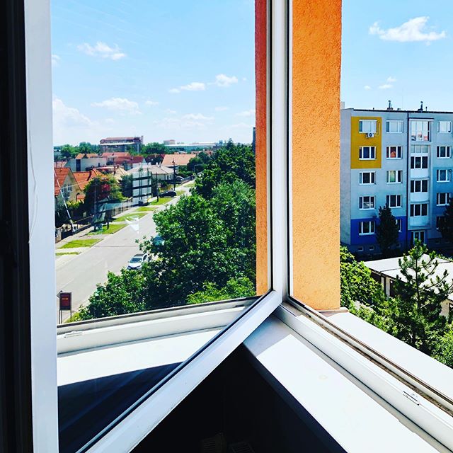 Je Vám teplo ????v byte ? Protislnečné fólie od #skyfol Vám zabezpečia príjemný chládok aj bez klimatizácie. ✅blokujú 72% (typ XT33) slnečného ✅99% UV žiarenia ✅aj súkromie - cez den sa nedá vidieť do interiéru. ✅zabezpečí vyrovnanú teplotu ✅životnosť 10 rokov. ☎️0905324950. /info, montáž, školenie, predaj fólii priamo od dovozcu/ #okennefolie #protislnečnéfólie #byvanie #tienenie #klimatizacia